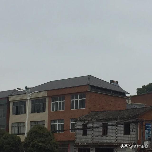 農(nóng)村自建房坡屋頂，用琉璃瓦還是樹脂瓦？看看內(nèi)行人的經(jīng)驗分享